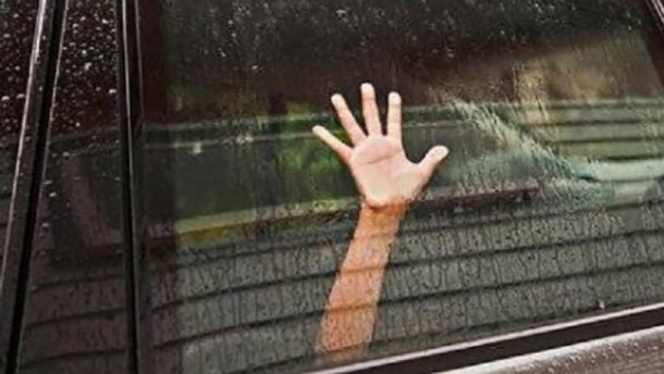 Под Киевом средь бела дня неизвестные в масках похитили ребенка