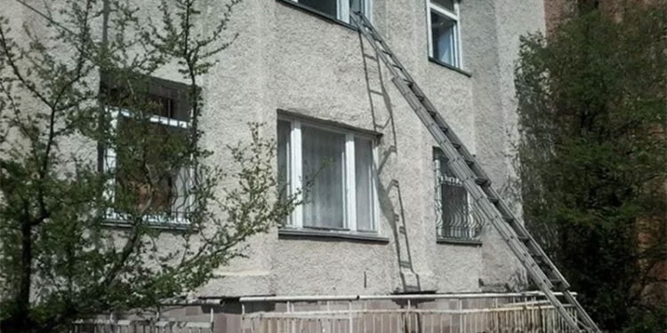 На Тернопольщине горела поликлиника: эвакуировали 100 человек