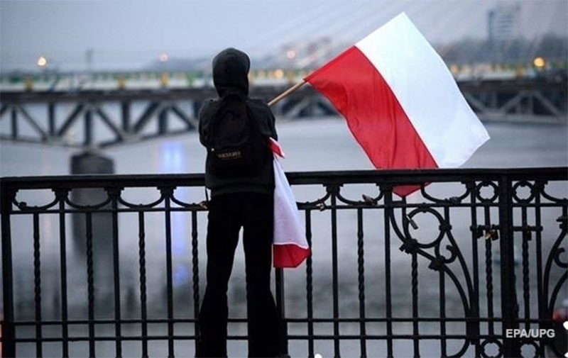 Польша временно закрывает консульские учреждения в Украине 1