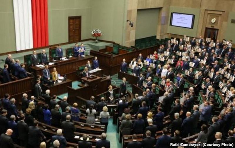 Депутаты польского Сейма отменили рассмотрение законопроекта об "украинском национализме" 1