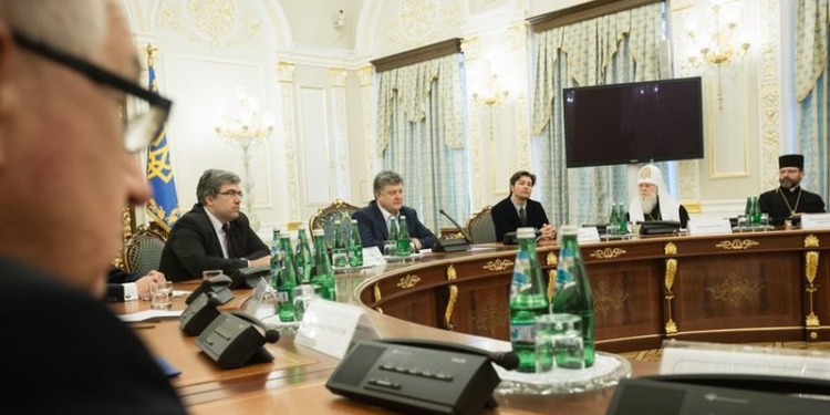 Порошенко призвал украинские православные церкви объединиться