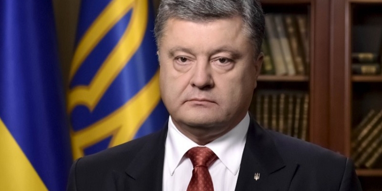 Порошенко призвал украинские православные церкви объединиться