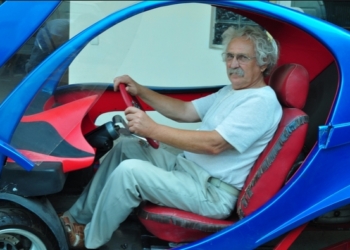 Киевский пенсионер собственноручно создает электромобили – для себя и для кино