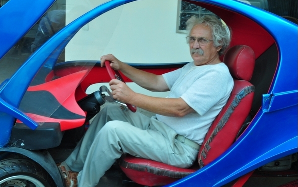Киевский пенсионер собственноручно создает электромобили – для себя и для кино