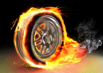 Тонкий намек? В Ингульском районе Николаева перед дверями двух квартир сожгли шину