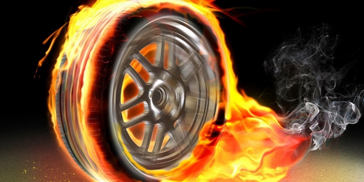 Тонкий намек? В Ингульском районе Николаева перед дверями двух квартир сожгли шину