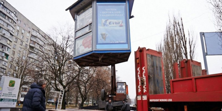 В Николаеве предприниматели на джипах блокируют снос незаконных киосков