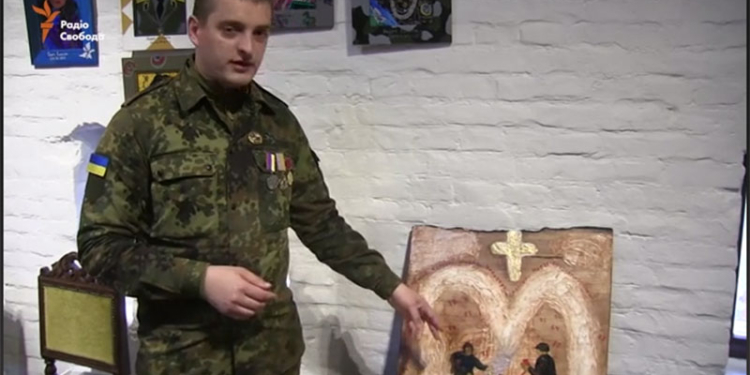 В замке «Радомысль» открылась выставка «стреляных икон» бойцов