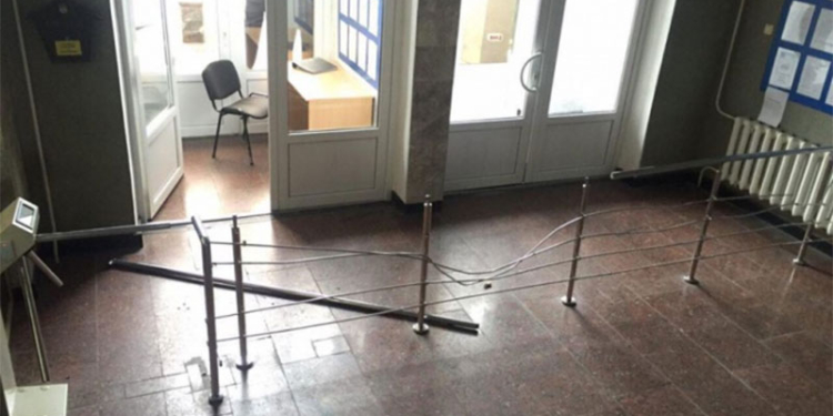 Активисты штурмовали Волынскую таможню: кабинет начальника разгромлен