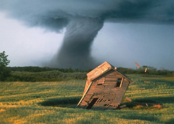 Видео из эпицентра торнадо: американец снял смерч, который уничтожил его дом и убил его жену