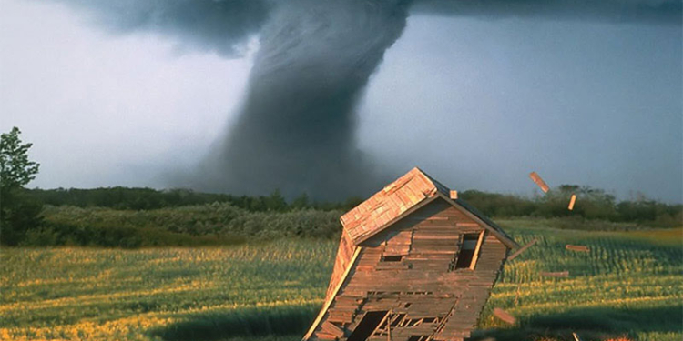 Видео из эпицентра торнадо: американец снял смерч, который уничтожил его дом и убил его жену