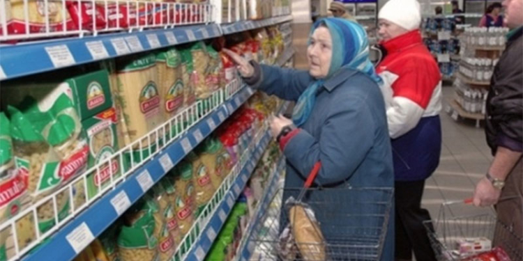 Украинцы собираются и дальше сокращать покупки: индекс потребительских настроений опять упал