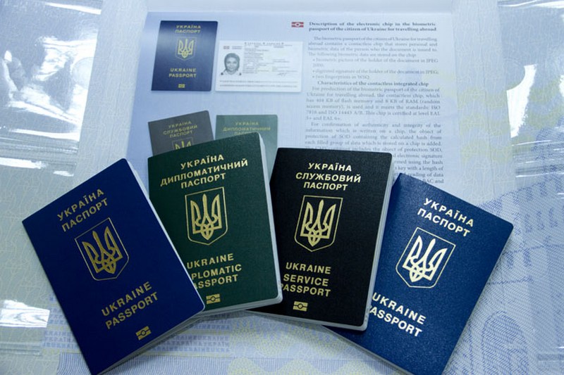 Миграционная служба до конца года выдаст около 1,5 млн биометрических паспортов - Аваков 1