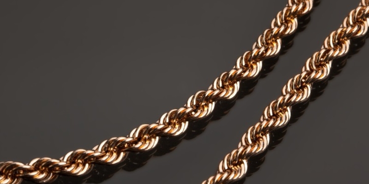 В Николаеве грабитель сорвал с 66-летней женщины золотую цепочку стоимостью почти 7000 гривен