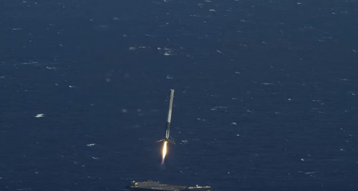 SpaceX впервые сумела посадить ракету на баржу