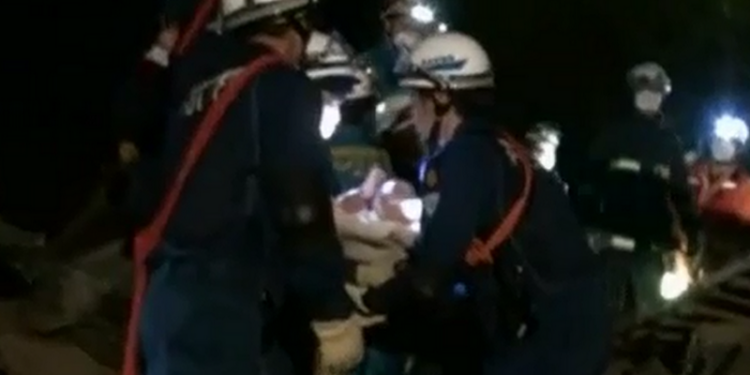 Младенец чудом выжил после землетрясения в Японии – спасатели 6 часов пробивались к нему