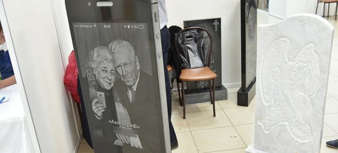 В России продают надгробия в форме iPhone