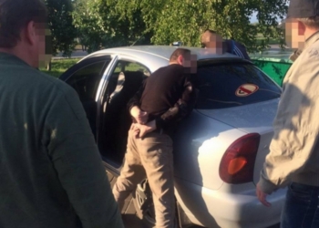 В Днепропетровской области СБУ задержала торговцев оружием с военных складов