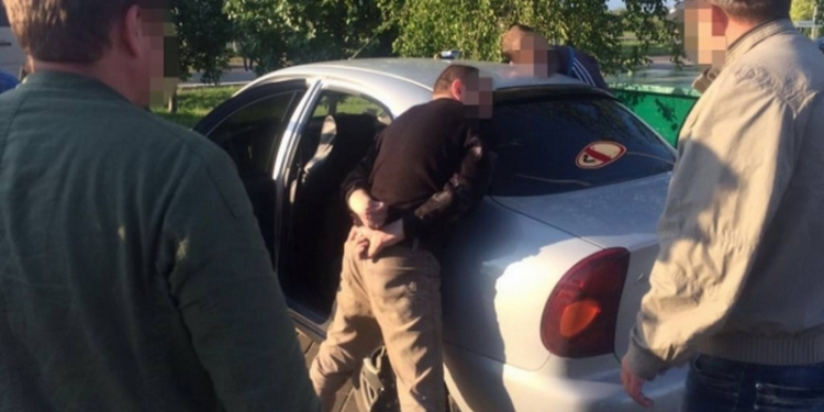 В Днепропетровской области СБУ задержала торговцев оружием с военных складов