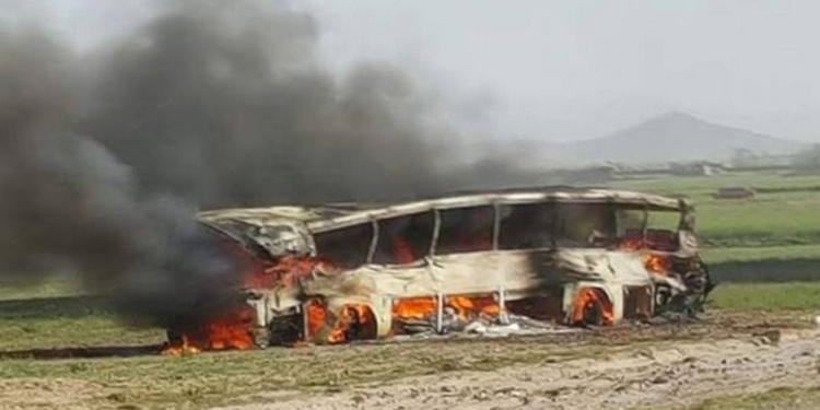 Бензовоз и два автобуса столкнулись в Афганистане: 73 человека погибли