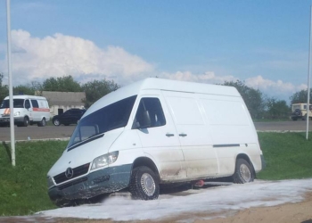 На Николаевщине после встречи с «Уралом» микроавтобус слетел с трассы на вентиляционные клапаны цистерны АЗС «Авиас Плюс»