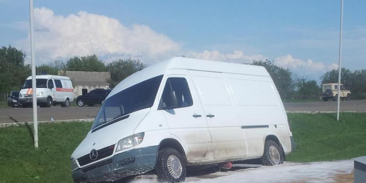 На Николаевщине после встречи с «Уралом» микроавтобус слетел с трассы на вентиляционные клапаны цистерны АЗС «Авиас Плюс»