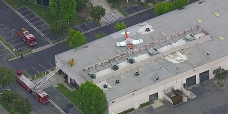 В Калифорнии легкомоторный самолет упал на крышу офисного здания