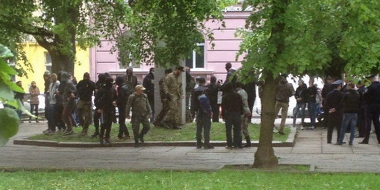 Во Львове сегодня тоже стычки с полицией: молодые люди в балаклавах пытались снести памятник Тудору, пострадали полицейские