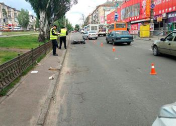 Женщина решила дойти до Центрального рынка не по подземному пешеходному переходу, а через заборчик – ее сбил мотоцикл