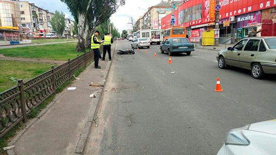 Женщина решила дойти до Центрального рынка не по подземному пешеходному переходу, а через заборчик – ее сбил мотоцикл