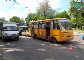 ДТП на пересечении Адмиральской и Пушкинской в Николаеве: столкнулись школьный автобус, легковушка, военные КРАЗ и Урал