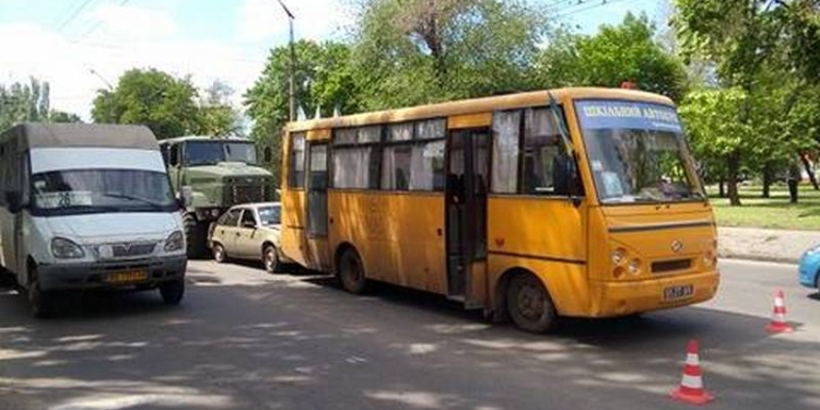 ДТП на пересечении Адмиральской и Пушкинской в Николаеве: столкнулись школьный автобус, легковушка, военные КРАЗ и Урал