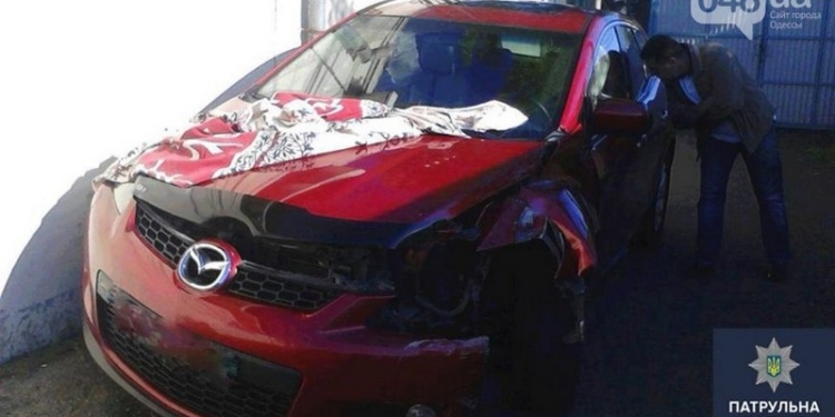 Угнанная в Николаеве иномарка повалила светофор в Одессе