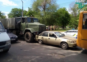 В воскресном ДТП в Николаеве с участием военных автомобилей пострадали двое – пассажирка легковушки и военный