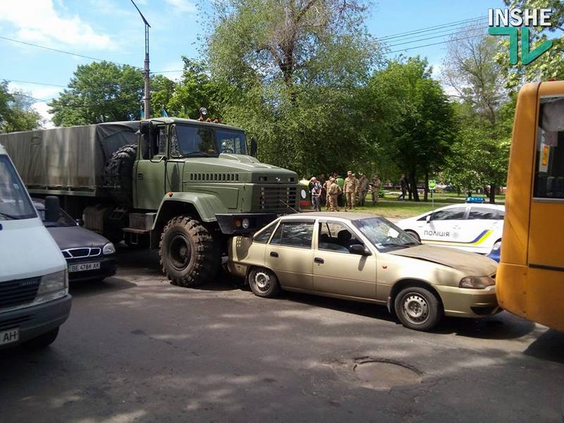 В воскресном ДТП в Николаеве с участием военных автомобилей пострадали двое – пассажирка легковушки и военный 1
