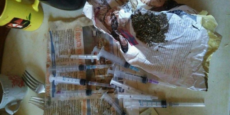 В Корабельном районе Николаева граждане унюхали запах наркотиков из соседней квартиры и вызвали патрульных