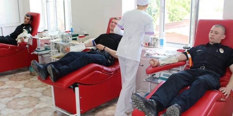 «Сдай кровь – спаси жизнь!»: патрульные Николаева сдали 20 литров крови для лечения пострадавших в ДТП