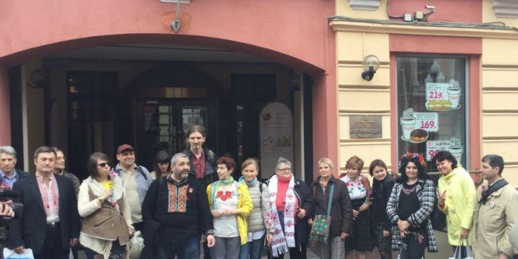 В Москве несколько десятков человек отметили День вышиванки шествием по Арбату