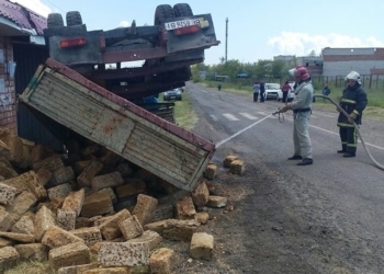 У Черноморки в Очаковском районе перевернулся грузовик с ракушечником – мог взорваться поврежденный бензобак