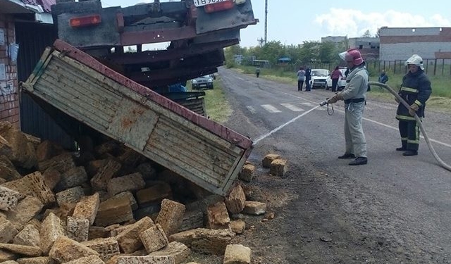 У Черноморки в Очаковском районе перевернулся грузовик с ракушечником – мог взорваться поврежденный бензобак
