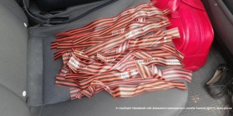 Две украинки пытались вывезти на неподконтрольную территорию почти полтысячи георгиевских ленточек