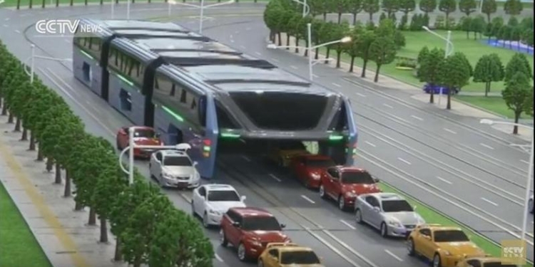 В Китае испытывают автобус, который “пожирает” автомобили