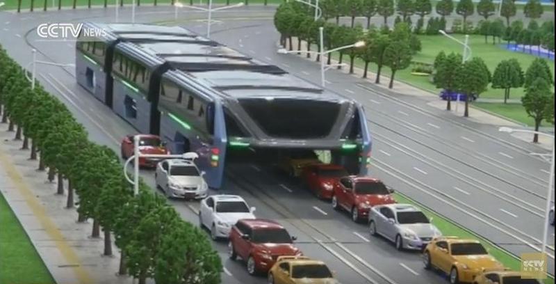 В Китае испытывают автобус, который "пожирает" автомобили 1