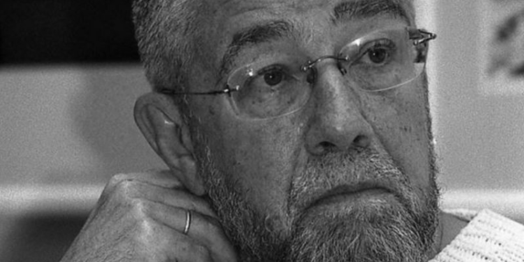 В России полиция задержала поэта Гандлевского, сорвавшего в метро портрет Сталина