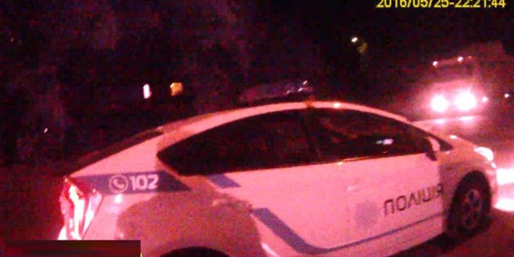 Двое николаевцев на подпитии решили избить незнакомого парня – их остановили патрульные