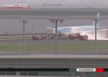 В Токио за минуту до взлета загорелся самолет