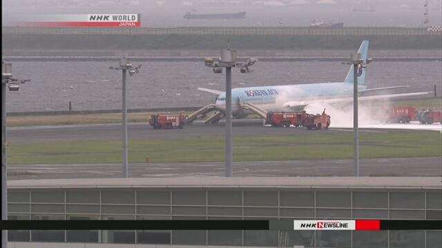 В Токио за минуту до взлета загорелся самолет