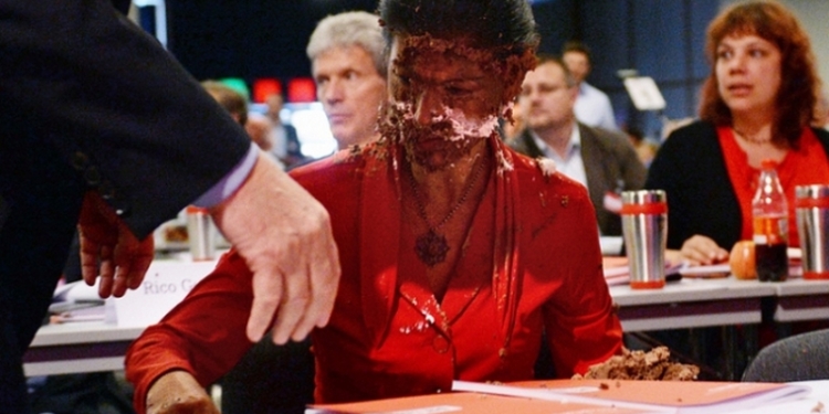 Торт в лицо за призыв снять санкции с России получила политик в Германии