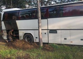 Спасатели вытащили из песчаной ловушки автобус с семиклассниками одной из школ Николаева