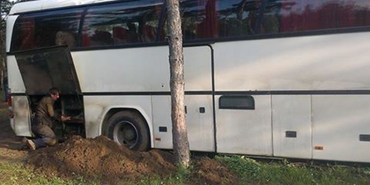 Спасатели вытащили из песчаной ловушки автобус с семиклассниками одной из школ Николаева